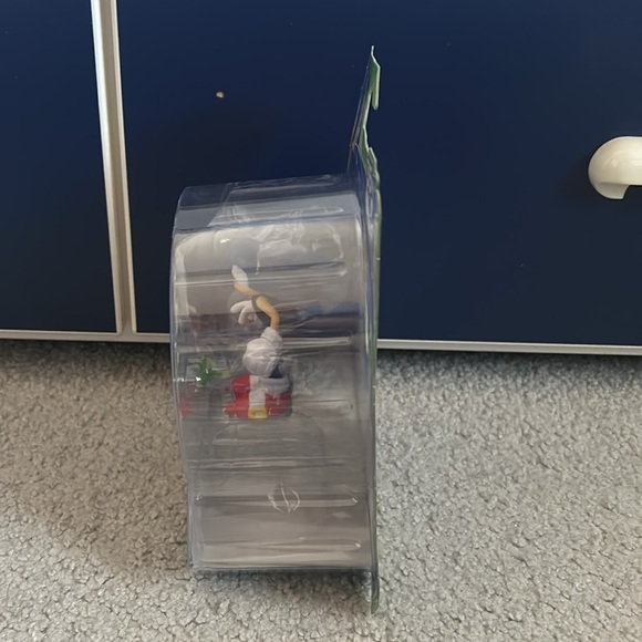 Sonic the Hedgehog Sonic with Green Emerald 35th Anniversary Figure - Picture 9 of 12